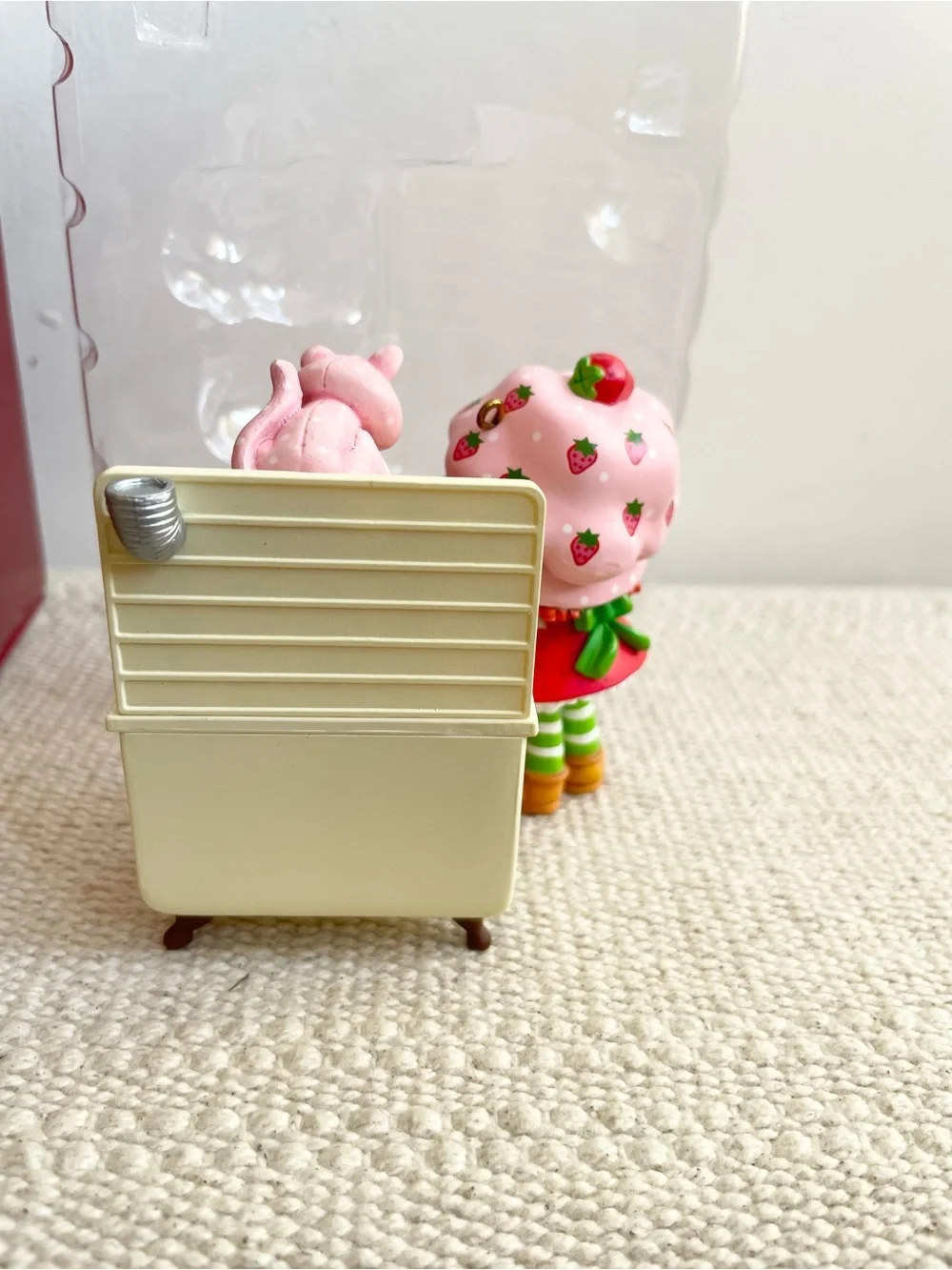 Carlton Cards Vintage Strawberry Shortcake Cooks Up Holiday Fun Ornament Scented